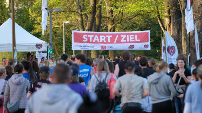 Viele Menschen drängeln am Start beim Benefizlauf in Mannheim