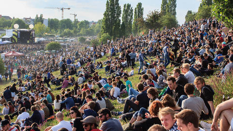 Junge Erwachsene bei einem Konzert