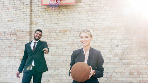 Menschen machen in Büro-Outftis sport