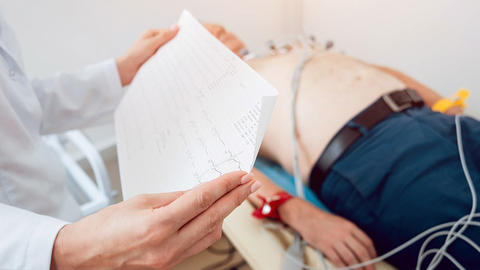 Arzt schreibt ein EKG