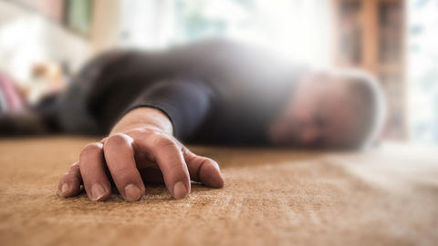 Mann liegt Bewusstlos am Boden