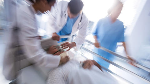 Patient wird im Krankenhaus beatmet