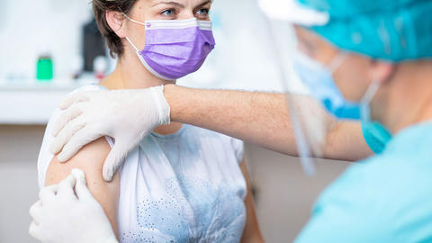 Frau bekommt die Crona-Impfung