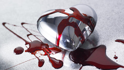 Metall Herz mit Blutsrpitzern 