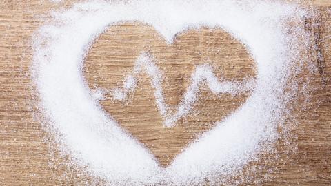 Ein aus Zucker geformtes Herz mit Herzschlag