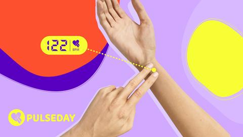 Frau misst Ihren Puls