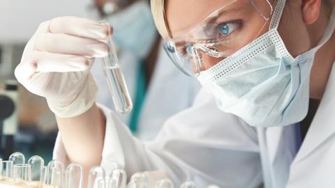 Ärztin arbeitet im Labor