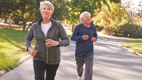 Ehepaar joggt im Park