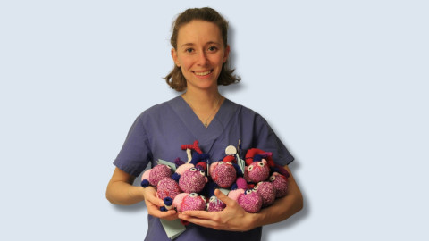 Mareen Kraft präsentiert ihre gehäkelten Herzmodelle mit Herzfehlern.