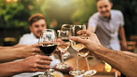 Feiern mit Freunden und Alkohol