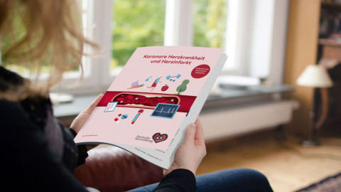 Frau liest die Broschüre KHK & Herzinfarkt