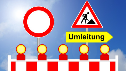 Baustellenschilder mit Umleitung