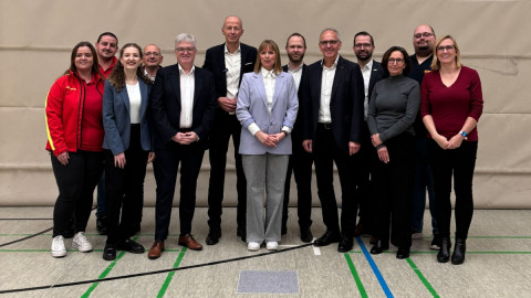Gruppenfoto vom Team Herzsicher mit Bildungsminister Armin Schwarz