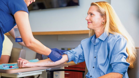 Blutentnahmeszene in einem Krankenhaus