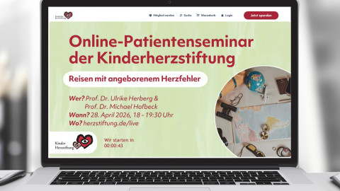 Blick auf Laptopbildschirm mit Startseite des Online-Seminars "Reisen mit angeborenem Herzfehler"