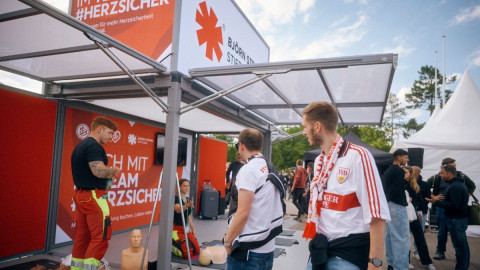 Bild vom DFB Pokal-Spiel in Berlin vom Herzsicher Infostand