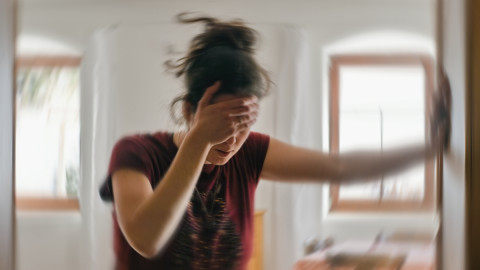 Person hat einen Schlaganfall und Schwindel