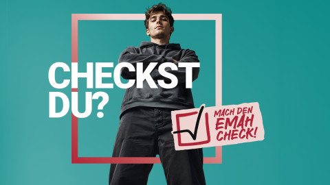 Ein Jugendlicher mit verschränkten Armen schaut in die Kamera, auf Brusthöhe der Schriftzug "CHECKST DU?", weiter unten eine Box mit einem abgehakten Kontrollkästchen den Worten "MACH DEN EMAH CHECK!"