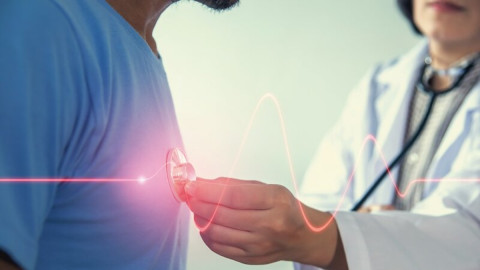  Arzt hoert Hertoene mit dem Stethoskop beim Patienten