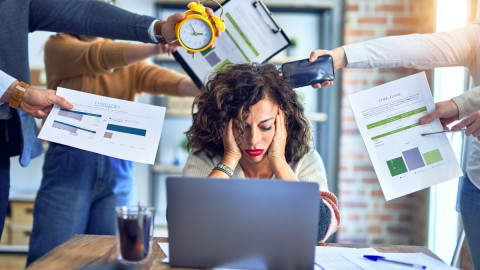 Frau hat Stress am Arbeitsplatz