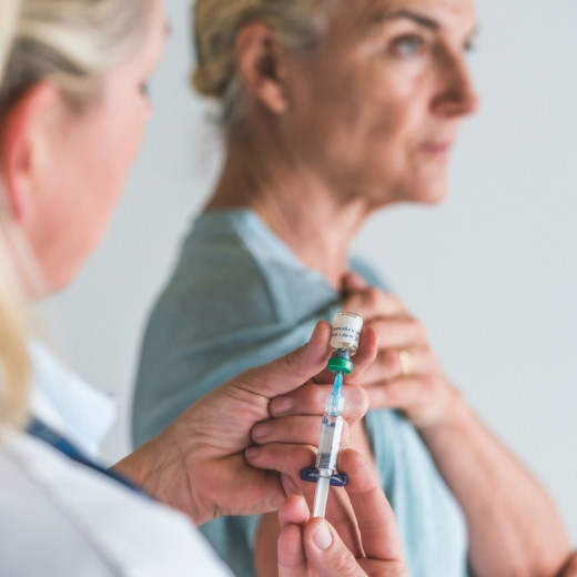 Eine Frau bekommt die Grippeimpfung